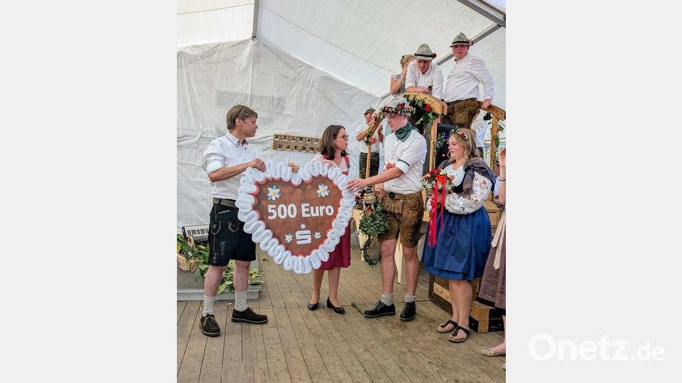 Die Sparkassen Vorstandsmitglieder Michael Püttner und Sonja Kalb (von links) bei der Spendenübergabe an das Oberkirwapaar. Bild: Christian Schrott