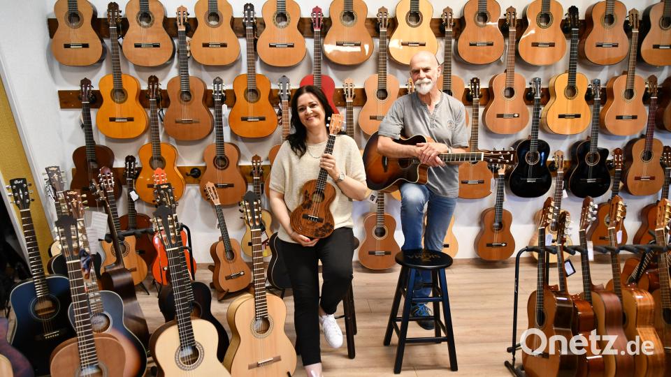 Geballte Musikpower: Susanne Zölch und "Stuff" Stefan Weiß präsentieren im Gitarrenhaus zwei Instrumente. Bild: kro