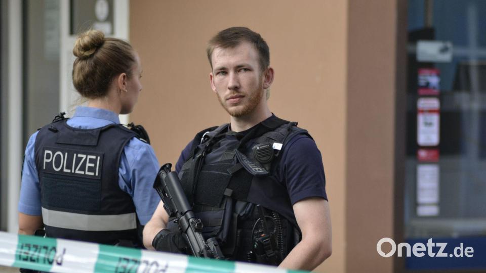 Polizisten sichern den Tatort. Bild: Gianni Gattus/dpa