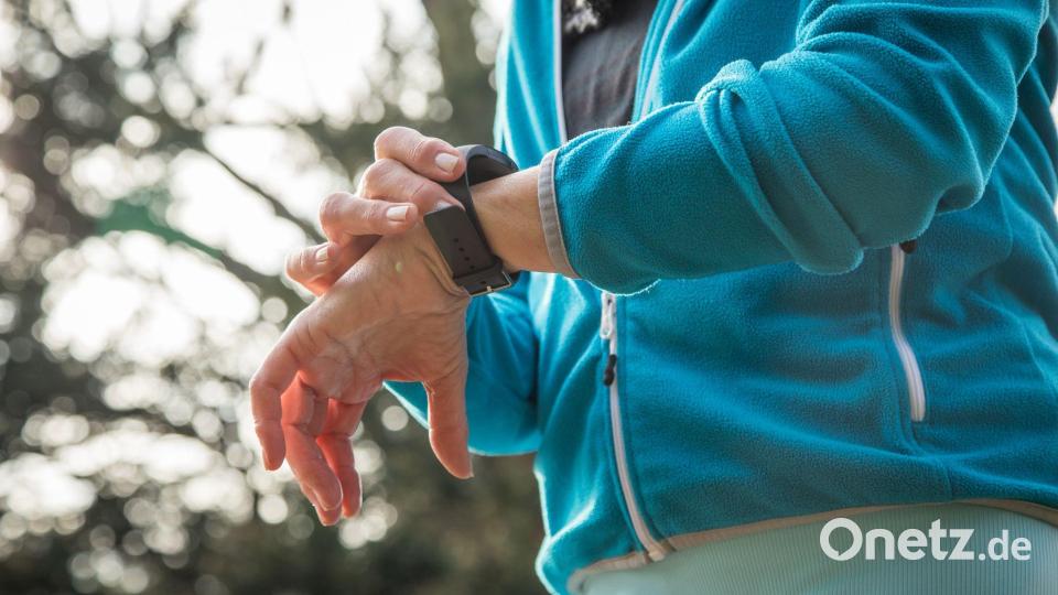 Ein Mann schaut auf seine Fitnesstracker-Daten. (Illustration zu dpa: „Griechenland: Fitnesstracker überführt Ehemann als Mörder“) (zu dpa: „Datenschutz und Oktoberfest – was sich im September ändert“) Bild: Christin Klose/dpa-tmn/dpa