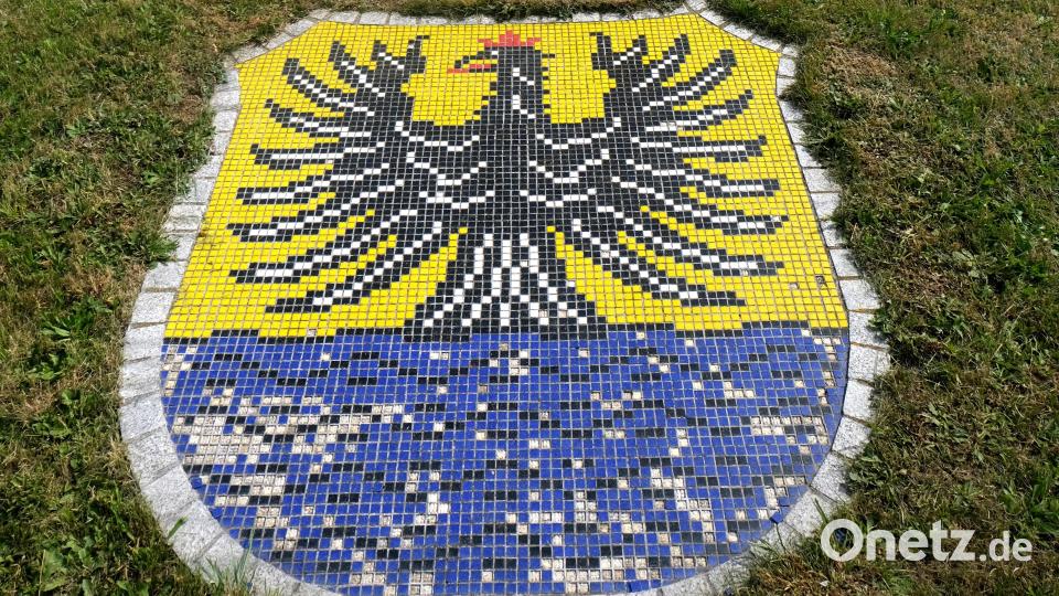 Flosser Wappen im Kreisverkehr: Ein echter Hingucker. Bild: Fred Lehner