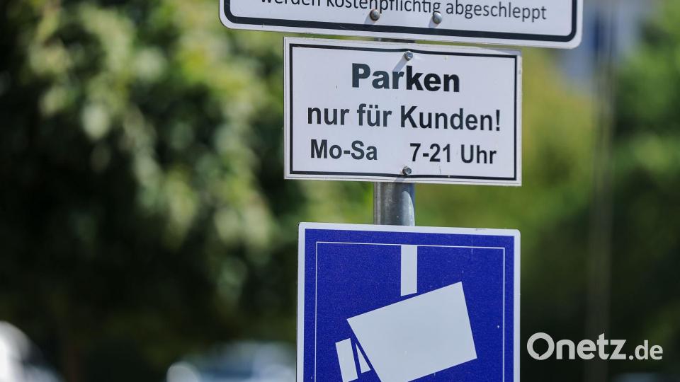 Auf immer mehr Parkplätzen, vor allem von Supermärkten, wird das Parken digital erfasst und von externen Dienstleistern abgewickelt. (Archivbild) Bild: Jan Woitas/dpa