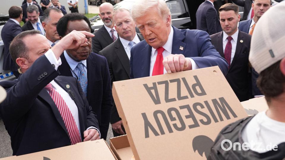 US-Präsident Donald Trump schaut sich eine Pizza an, während er sich mit Mitgliedern von Strafverfolgungsbehörden und Soldaten der Nationalgarde in Washington trifft. Bild: Jacquelyn Martin/AP/dpa