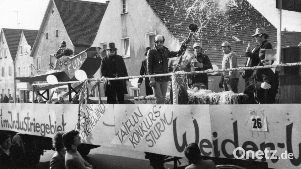 Viele kommunalpolitische Themen, bei denen häufig die Konkurrenz zur Stadt Weiden eine Rolle spielte, wurden beim Neustädter Faschingszug ausgespielt. Dabei kam die Konfettikanone zum Einsatz. Bild: Archiv Napoleonclub