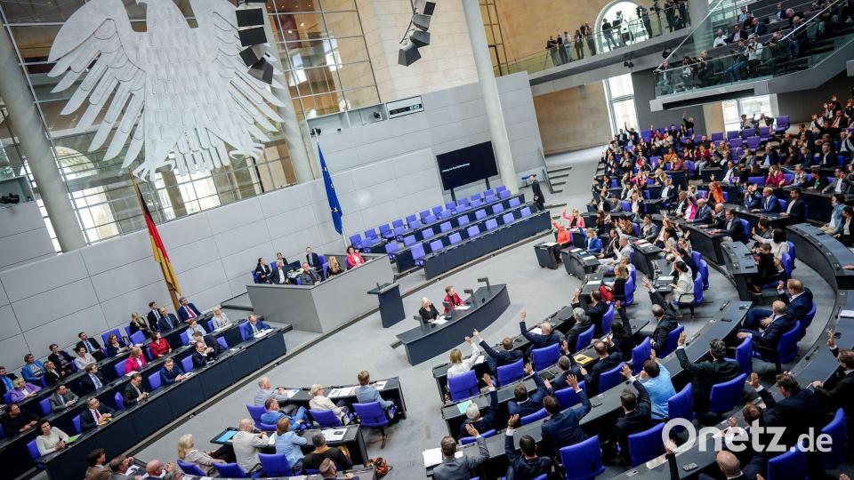 Die Abgeordneten des Bundestags stimmen über die Absetzung des Tagesordnungspunktes der Wahl von Richtern für das Bundesverfassungsgericht ab. (zu dpa: „Datenschutz und Oktoberfest – was sich im September ändert“) Bild: Kay Nietfeld/dpa