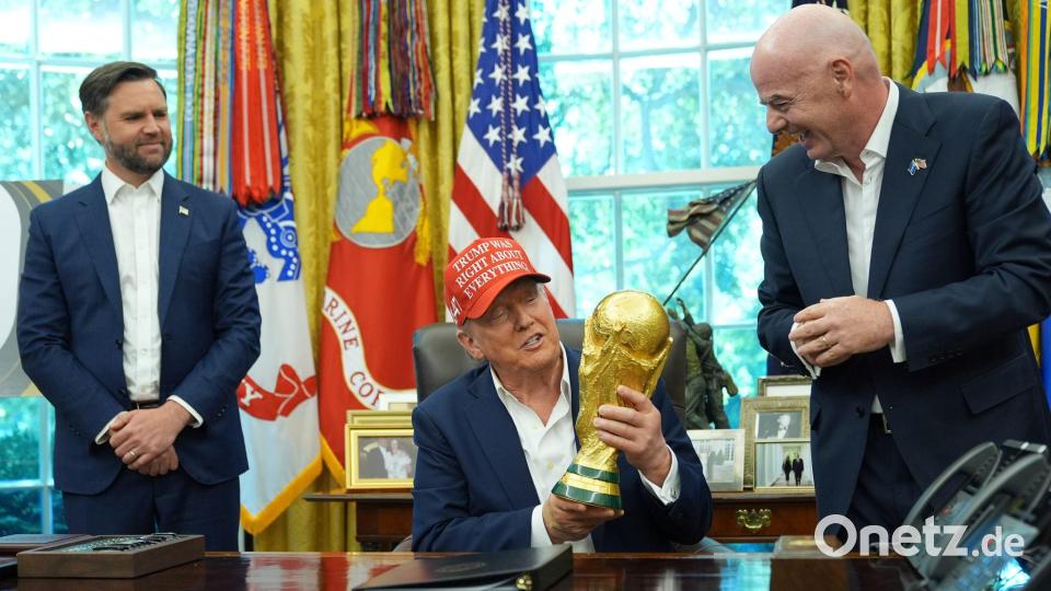 Donald Trump präsentiert den WM-Pokal Bild: Jacquelyn Martin/AP/dpa
