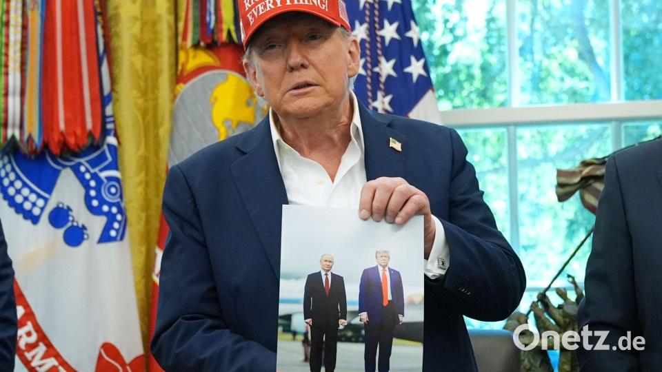 Trump zeigt ein Foto von sich und Putin. Bild: Jacquelyn Martin/AP/dpa