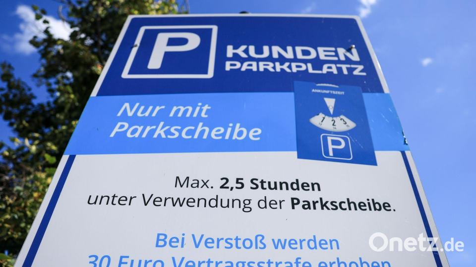Nicht an allen Parkplätzen seien die Parkbedingungen ausreichend ausgeschildert, kritisieren Verbraucherschützer. (Archivbild) Bild: Jan Woitas/dpa