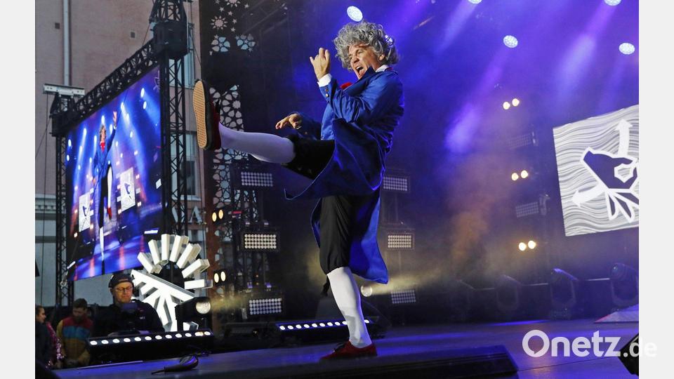 Patrick Culek &quot;Van Airhoven&quot; aus Deutschland rockt das Finale der Luftgitarren-WM. Bild: Eeva Riihela/Lehtikuva/dpa