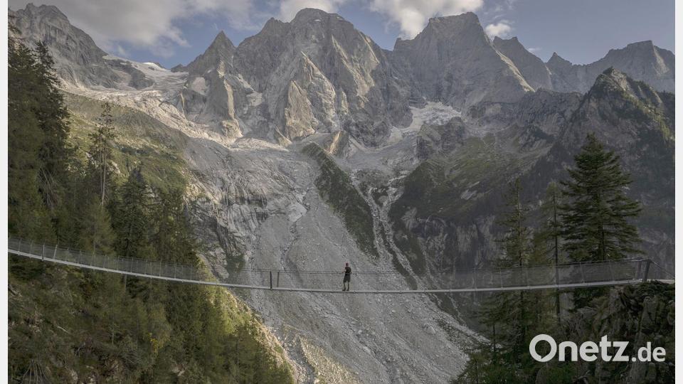 Nur für Schwindelfreie: Hängebrücke auf dem Wanderweg zur Sciorahütte in der Schweiz Bild: Gian Ehrenzeller/KEYSTONE/dpa