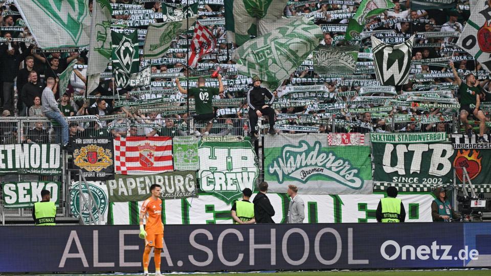 Wiedersehen mit den Fans von Werder für Michael Zetterer. Bild: Arne Dedert/dpa