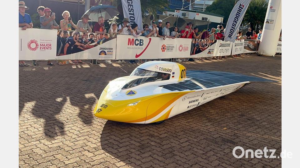 Rasen so lange die Sonne scheint... Moritz Mitzel aus Aachen startet bei der World Solar Challenge in einem solarbetriebenen Gefährt. Bild: Lloyd Jones/AAP/dpa