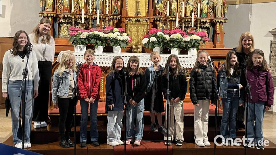 Am 18. Mai 2025 gestalteten die „Herzwärts-Kinder“ wieder einen Familiengottesdienst in der Stadtpfarrkirche Mariä Himmelfahrt. Hinten links Pianistin Hannah Reiß, rechts hinten Chorleiterin Gertrud Siegert. Bild: Michael Luber