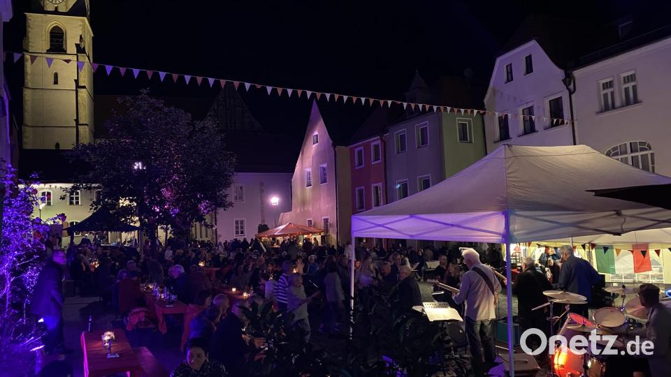 Umrahmt von illuminierten Häuserfassaden ließ sich bis in den späten Abend hinein feiern. Bild: aub