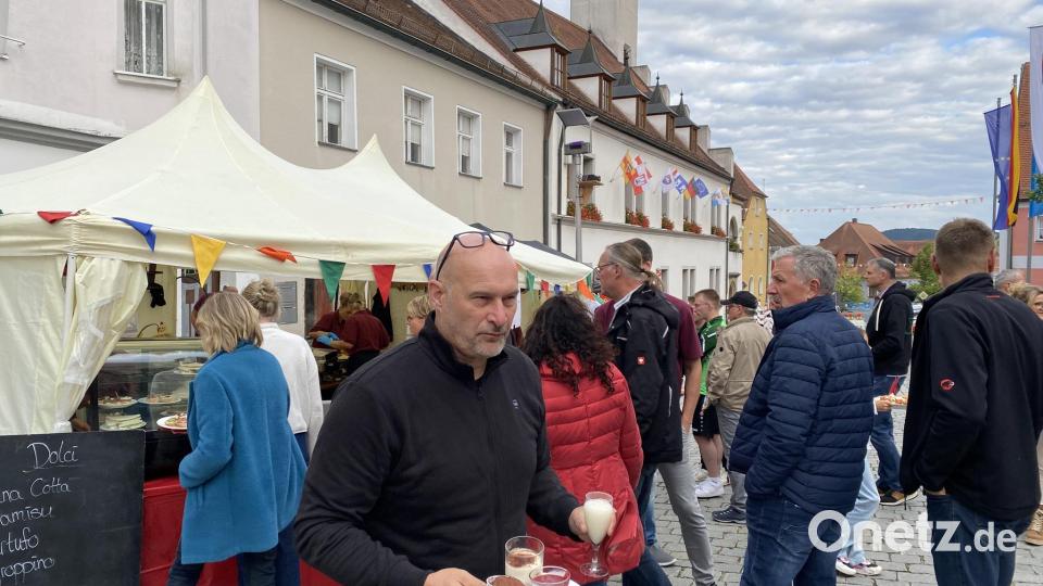 Ganz besonders begehrt: Die süßen Nachspeisen. Bild: aub