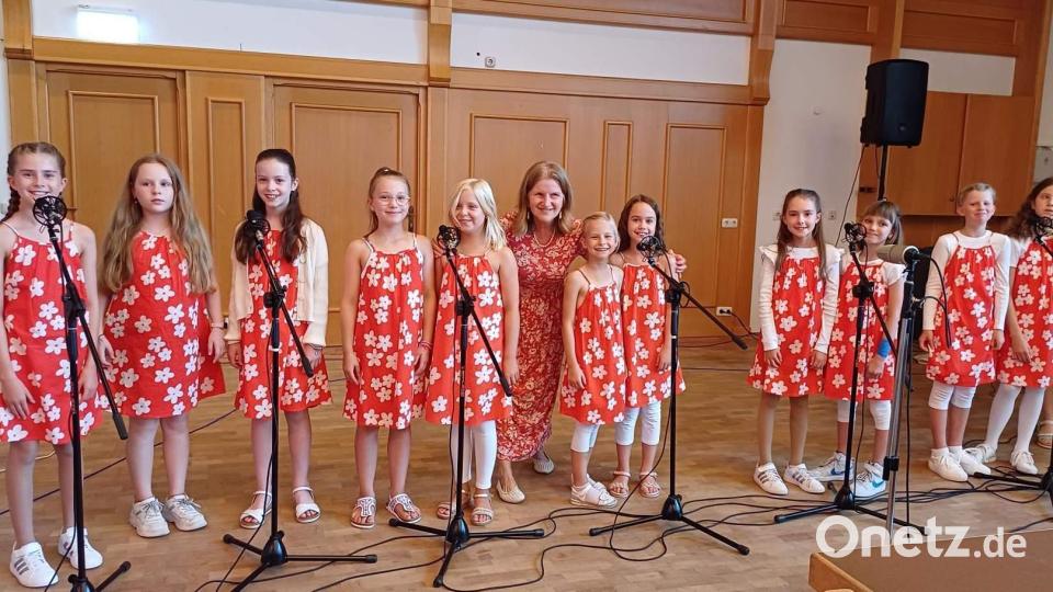 Heuer mussten die „Herzwärts-Kinder“ ihr Konzert wegen des kühlen, regnerischen Wetters ins Josefshaus verlegen. Unter dem Motto „Sommer macht Laune“ begeisterten sie unter Leitung von Gertrud Siegert (6. von links) gut 200 Zuhörer. Rechts am E-Piano: Hannah Reiß. Bild: u