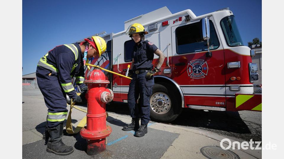 Löschen wie die Großen: Junge Feuerwehrleute in Kanada Bild: Liang Sen/XinHua/dpa