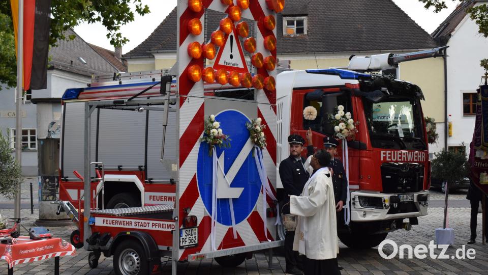 Pater Georg Parampilthadathil segnet die neuen Fahrzeuge und Gerätschaften der Feuerwehr Pfreimd. Bild: bnr