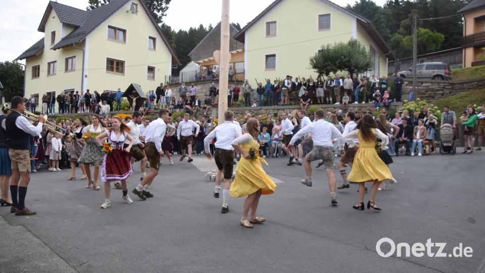 Eine Stunde lang begeistern die zwölf Kirwapaare an die 300 Besucher auf dem Dorfplatz. Bild: fz