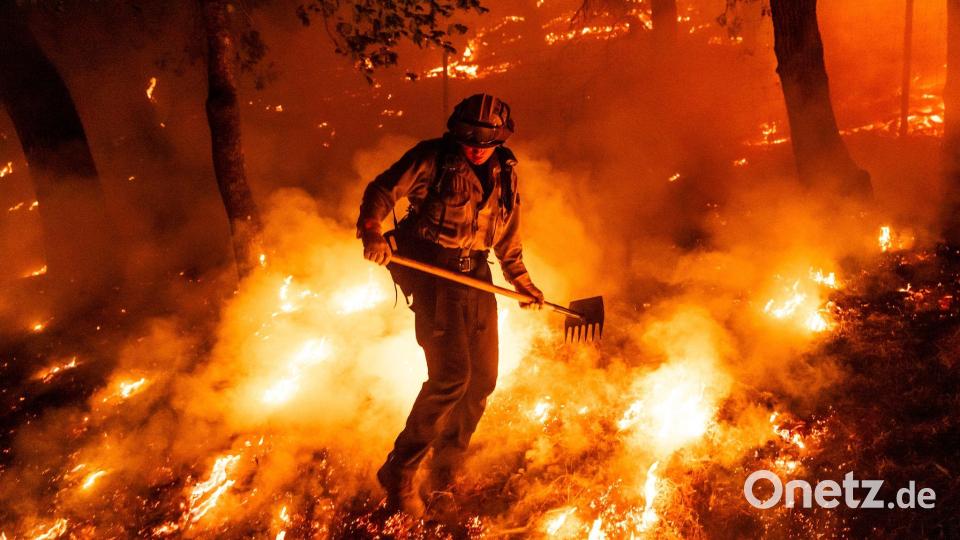 Flammen des Pickett-Feuers umzingeln einen Feuerwehrmann in Kalifornien. Bild: Noah Berger/AP/dpa