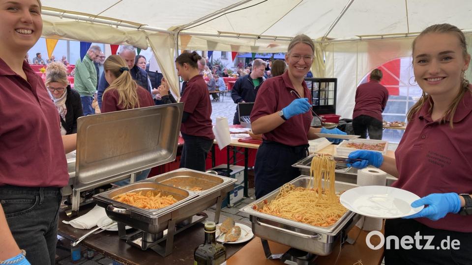 Die Küchencrew des Fördervereins der Wasserwacht sorgte mit frisch zubereiteten Speisen für das leibliche Wohl der Besucher. Bild: aub