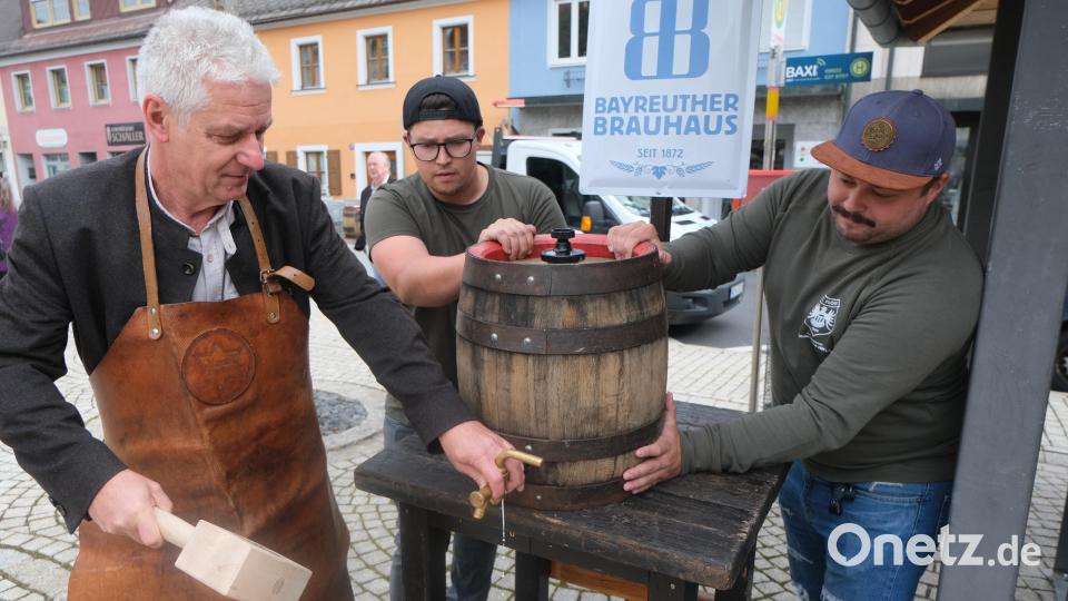 Hundert Liter Freibier wurden nach dem Anzapfen des Holzfasses durch den Bürgermeister ausgeschenkt. Bild: Fred Lehner
