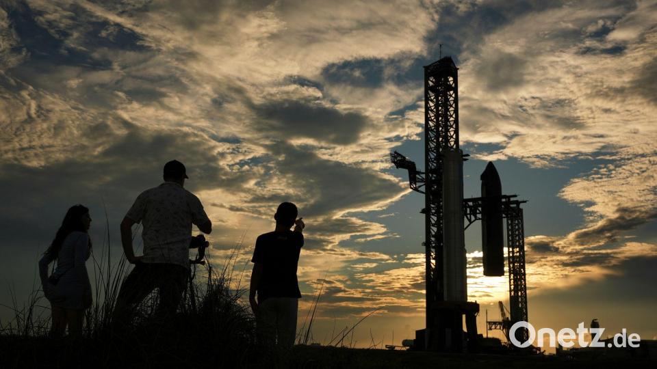 Fliegt sie oder fliegt sie nicht ? Riesen-Rakete Starship von SpaceX vor dem Start in Texas Bild: Eric Gay/AP/dpa