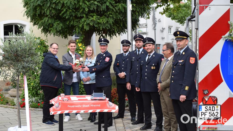 PSZ Electronic Geschäftsführer Werner Brandmiller und Peter Philipp und Carolin Schwandner von der Firma Schwandner Logistik übergeen die neue Drohne als Spende an 1. Kommandant Hannes Menzl. Bild: bnr