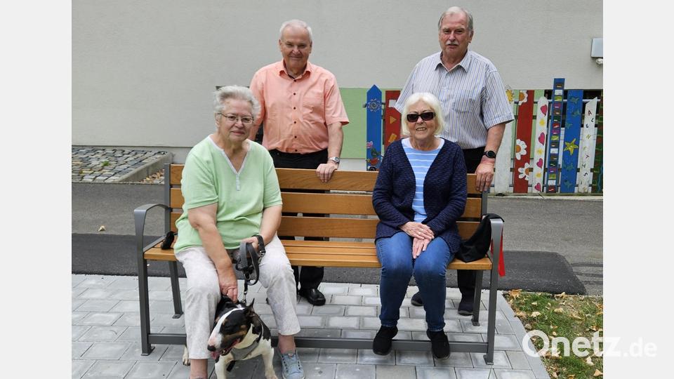 Probiersitzen: Die Seniorenbeauftragten und einer Bürgerin testen eine der sechs neuen Bänke. Stehend die beiden Bürgermeister. Bild: Werner Ponnath/exb