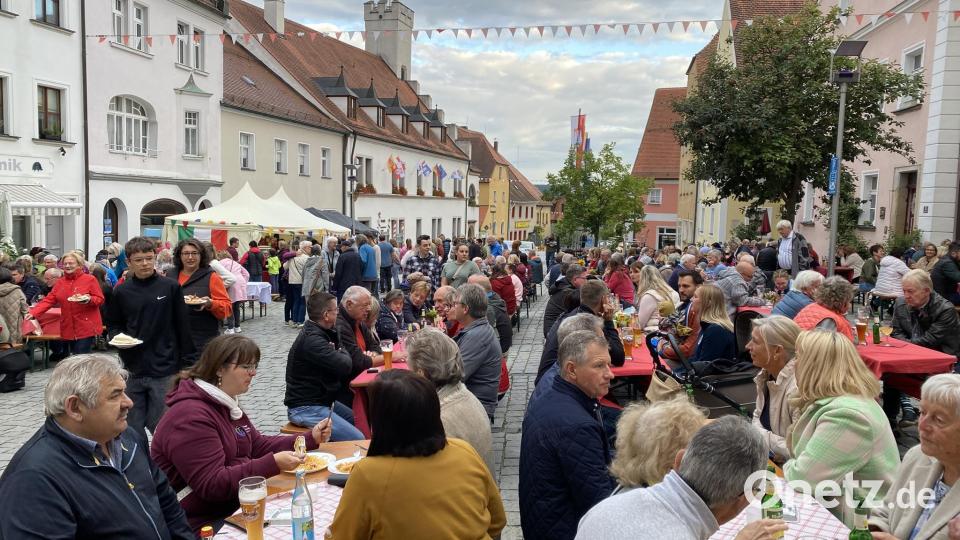 Auch, wenn sich die Sonne nur wenig blicken ließ, die Liebhaber italienischer Gerichte und guter Musik ließen sich dadurch nicht vom Besuch des Pflasterfestes in der Nabburger Altstadt abhalten. Bild: aub