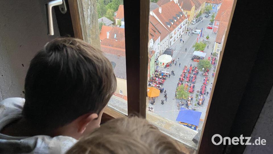 Ein Blick aus dem Fenster der Türmerstube zeigte, wie sich die Tischreihen langsam füllten. Bild: aub