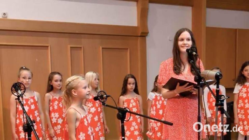 Beim „Herzwärts-Chor“ singt jedes Kind einmal solo oder im Duett wie heuer Carolina Luber (rechts) und Magdalena Rauscher (links). Im Publikum kullerte vor Rührung so manches Tränchen bei ihrem Lied „Fang das Licht“. Bild: Kathrin Weiß