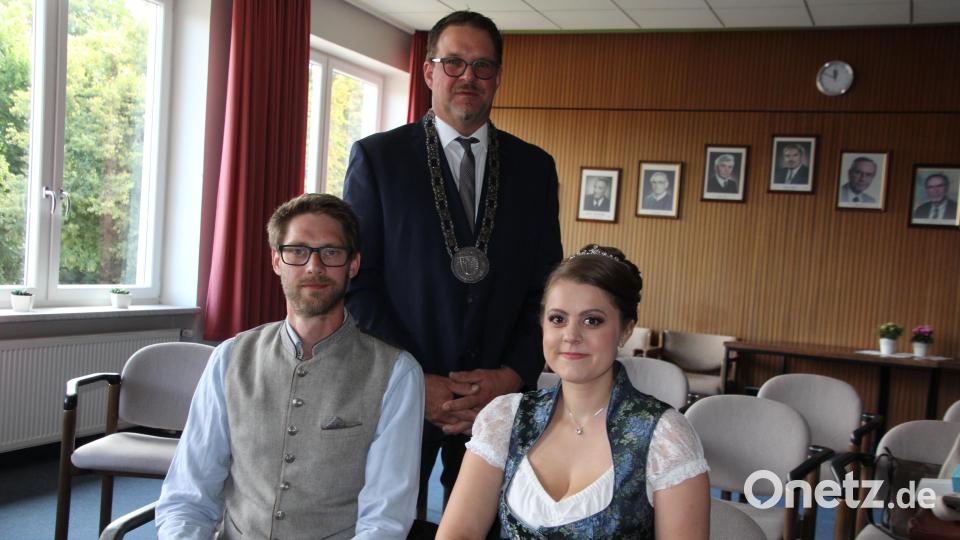 Sara Ploß und Michael Gehr gaben sich im Standesamt in Pechbrunn das Jawort. Die standesamtliche Trauung nahm Bürgermeister Stephan Schübel (stehend) vor. Bild: kro