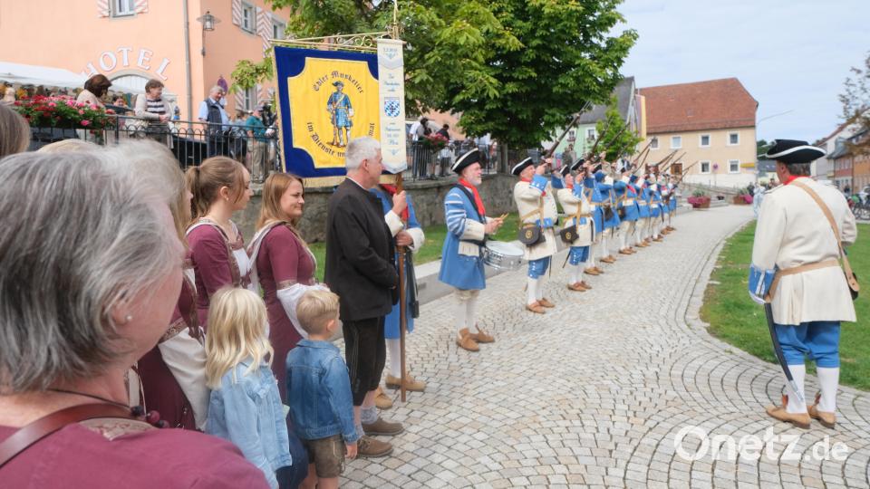 Nach der Meldung durch den ersten Kommandanten Franz Schmidt an den Obersten Dienstherrn feuerten die Aktiven ihren Einzel- und Sammelsalut ab. Bild: Fred Lehner