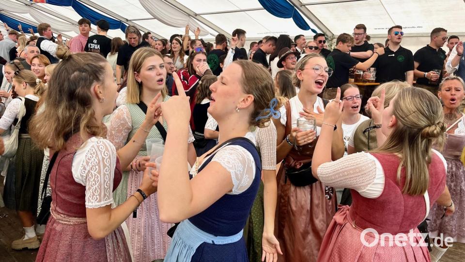 Vor der Bühne wird zur Musik von den "Stoapfälzer Spitzbuam" getanzt. Bild: Gabi Schönberger