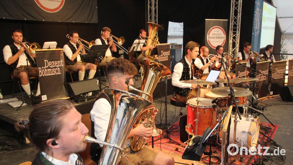 Mit deftiger Blasmusik, aber auch richtiger Partymusik konnte "Dezent böhmisch" überzeugen. Bild: kro