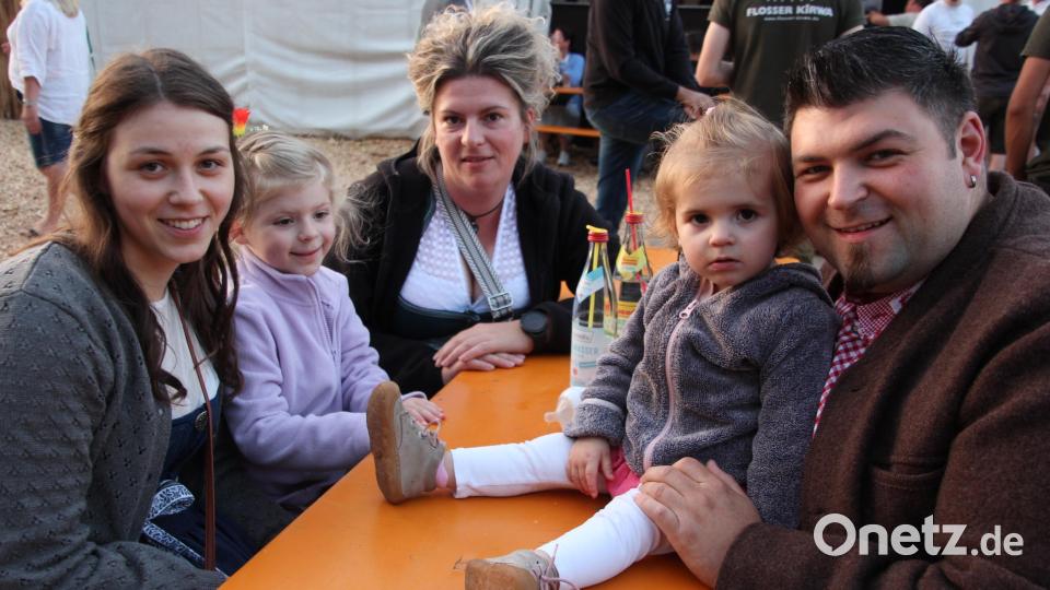 Der Sonntag ist der Tag der Flosser. Auch diese junge Familie aus Floß genoss die Kirwa. Bild: kro