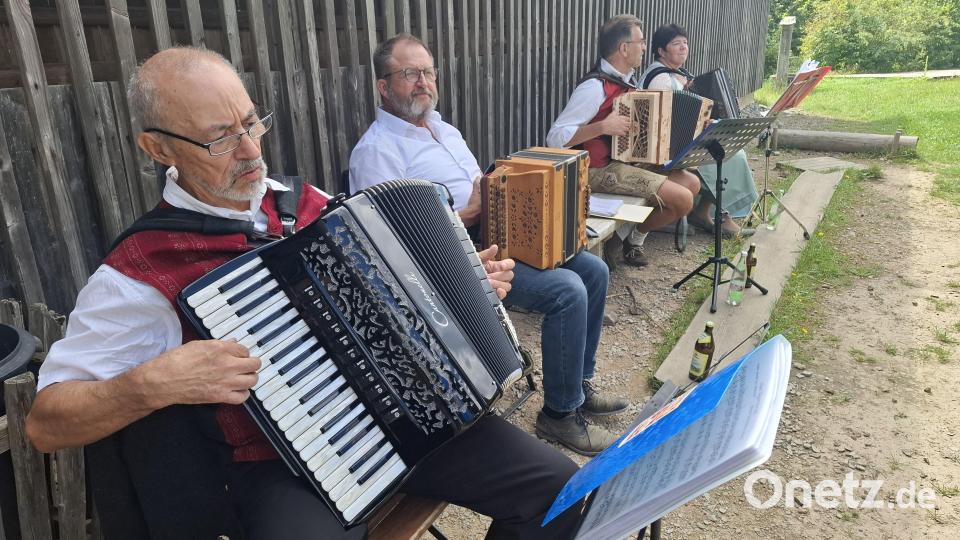 Volksmusikpfleger Christian Rathey (Zweiter von links) spielte auch gerne mit. Bild: jua