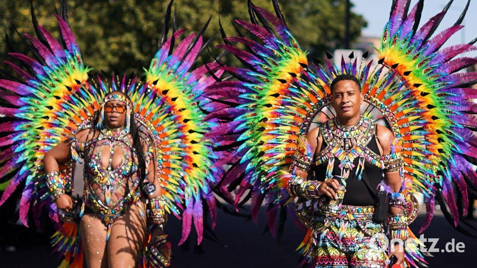 Beim Notting Hill Carnival gibt es bunte Kostüme, viel nackte Haut und karibische Rhythmen. Bild: Alberto Pezzali/AP/dpa