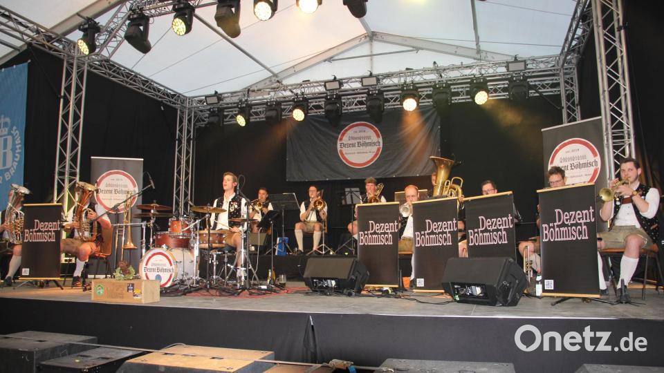 Die Band "Dezent Böhmisch" spielte am Abend im riesigen Festzelt in Floß auf und sorgte für Stimmung und gute Laune. Bild: kro
