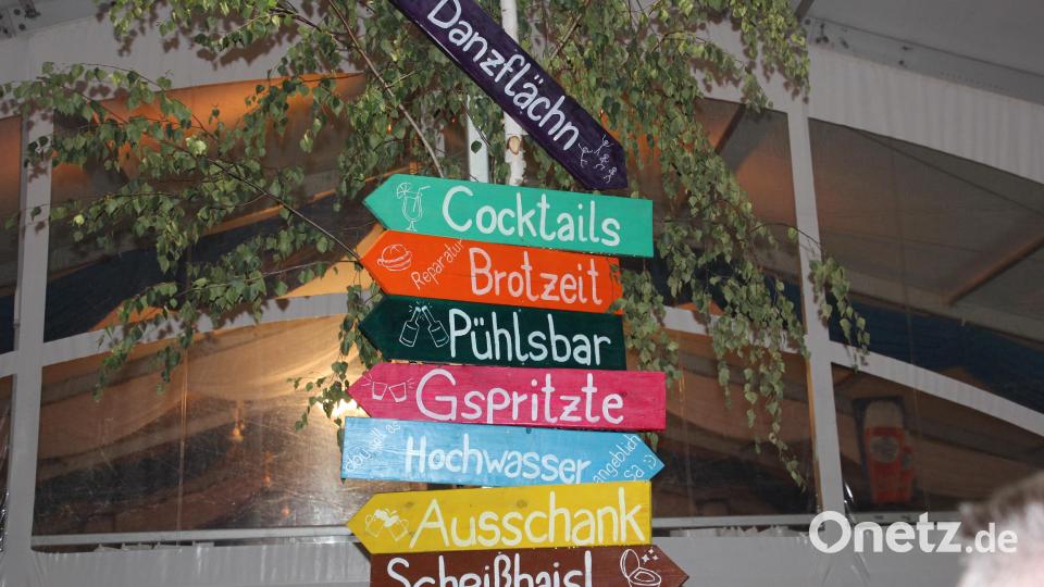 Originell: Hinweisschilder für die Festbesucher. Bild: kro
