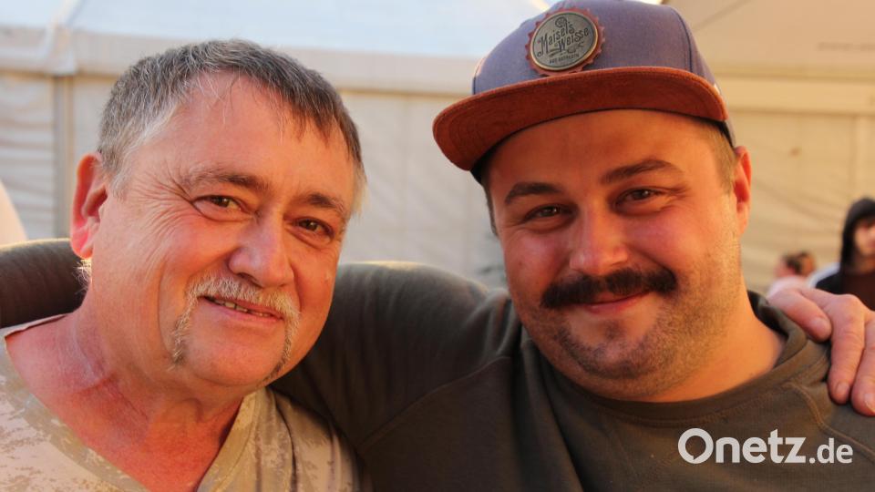 Festleiter und Vorsitzender des Cylinder-Clubs Floß, Noah Lugert (rechts), hier mit seinem besten Freund Uwe Vogel, ist mit dem bisherigen Festverlauf sehr zufrieden. Bild: kro