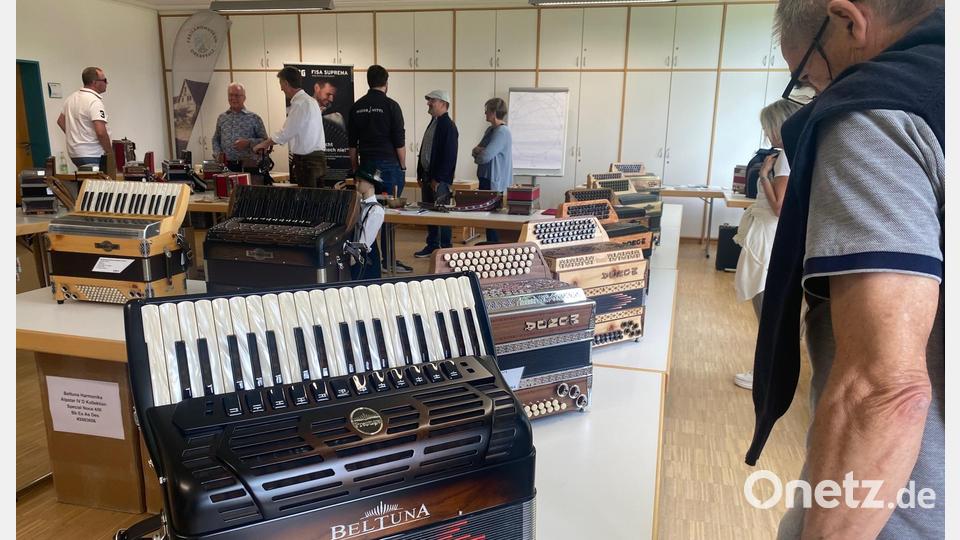 Im Eingangsgebäude des Freilandmuseums waren Harmonikas unterschiedlichster Ausführungen ausgestellt. Bild: jua