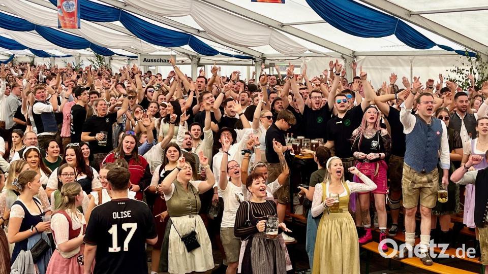 Tausende Besucher feiern am Montagvormittag in Floß. Bild: Gabi Schönberger