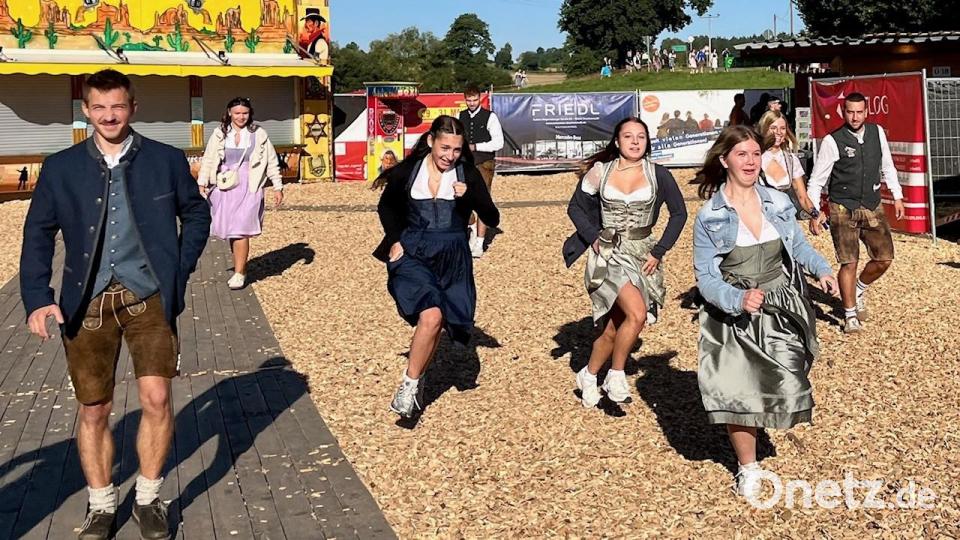 Kurz vor 9 Uhr: Die Besucher stürmen ins Festzelt. Bild: Gabi Schönberger