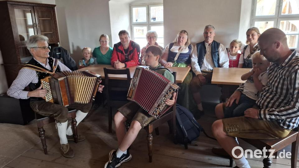Xaver Oberndorfer und Josef Nowak ließen ihre Instrumente in der Stube des Schallerhofs erklingen. Bild: jua