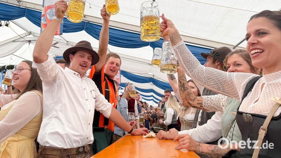 "Die Massen - hoch!", heißt es im Festzelt. Bild: Gabi Schönberger