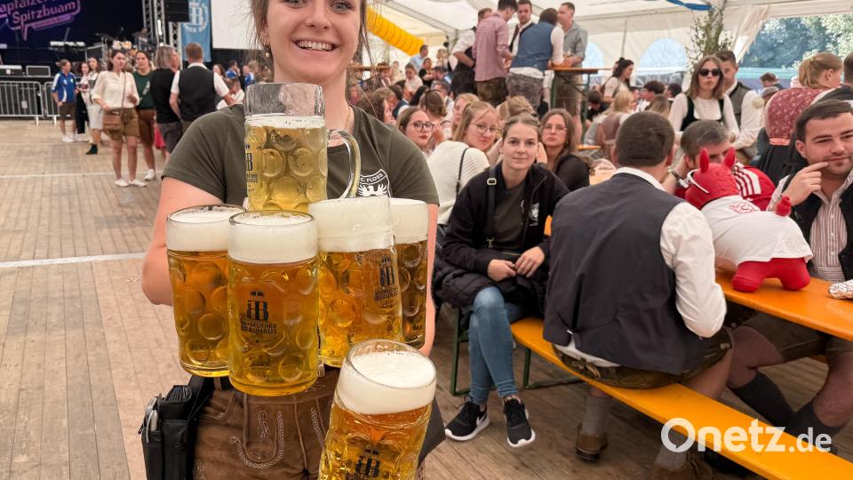 Vollbepackt mit vielen Bierkrügen geht es zu den Tischen. Bild: Gabi Schönberger