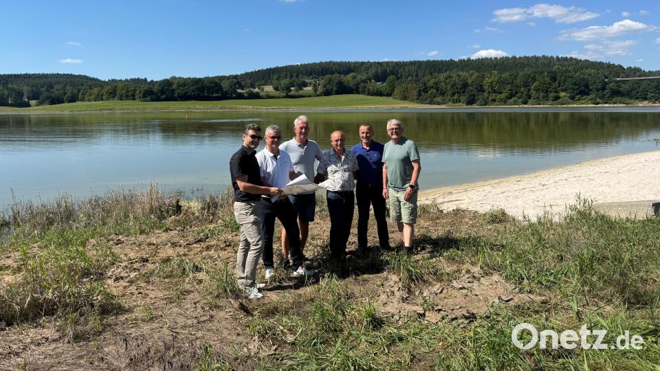 Gemeinsame Besprechung am Badestrand, v.l.n.r.: Talsperrenbeauftragter Christian Götz, 1. Bürgermeister der Stadt Neunburg Martin Birner (CSU), Tourismusbeauftragter Walter Drexler, stellv. Leiter des Wasserwirtschaftsamtes Weiden Alois Fischer, Betriebsleiter Ludwig Reitinger, Abgeordneter Martin Scharf (FW) . Bild: Wasserwirtschaftsamt Weiden