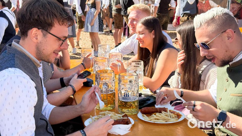 Zur Stärkung gibt es Currywurst, Pommes oder Cheeseburger. Bild: Gabi Schönberger